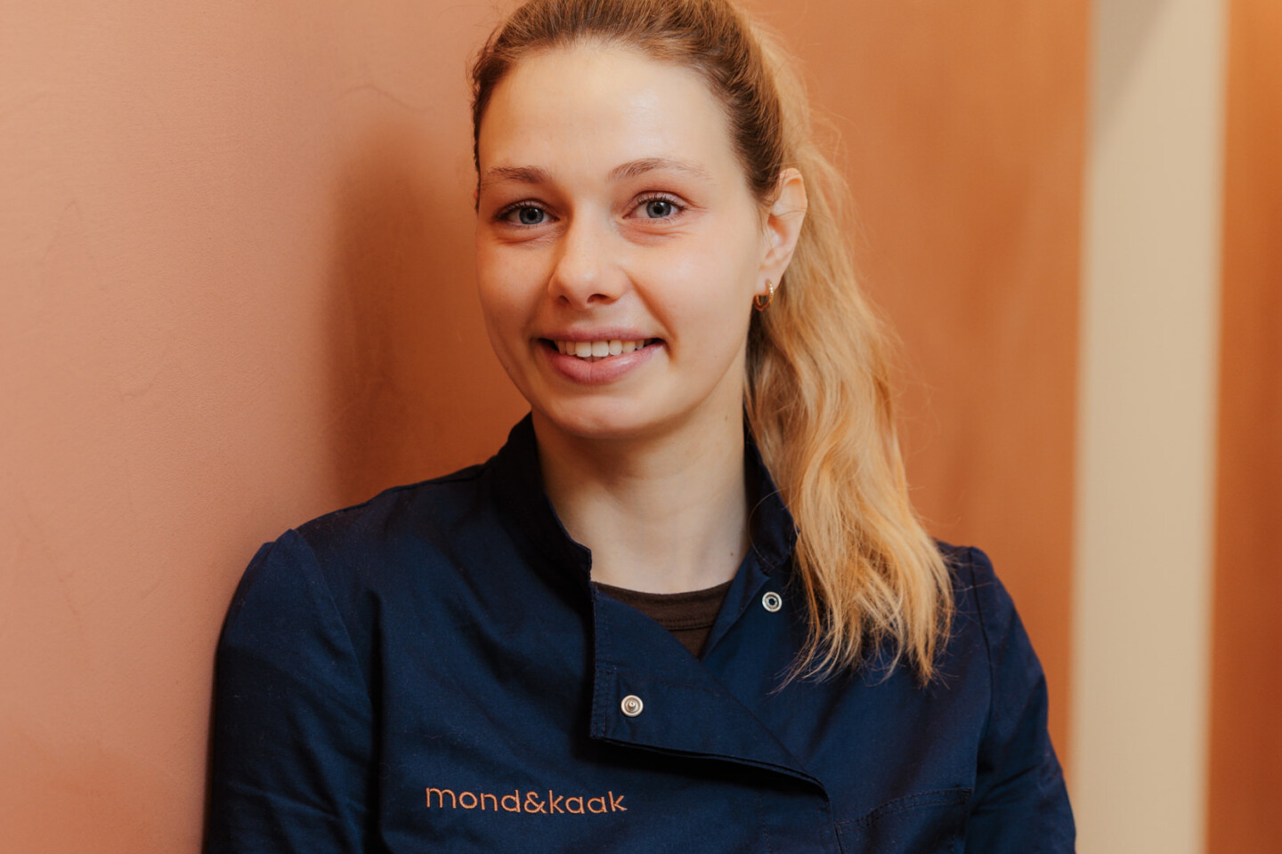 MONDKAAK 2026 Assistente Marthe Carton 2416 WEB